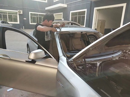 宝马520前挡安装流程