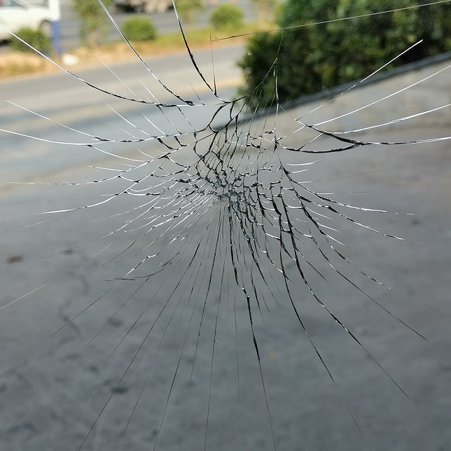前挡风玻璃裂了一条线
