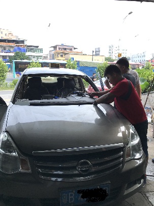 刚换完前档玻璃就下大雨了