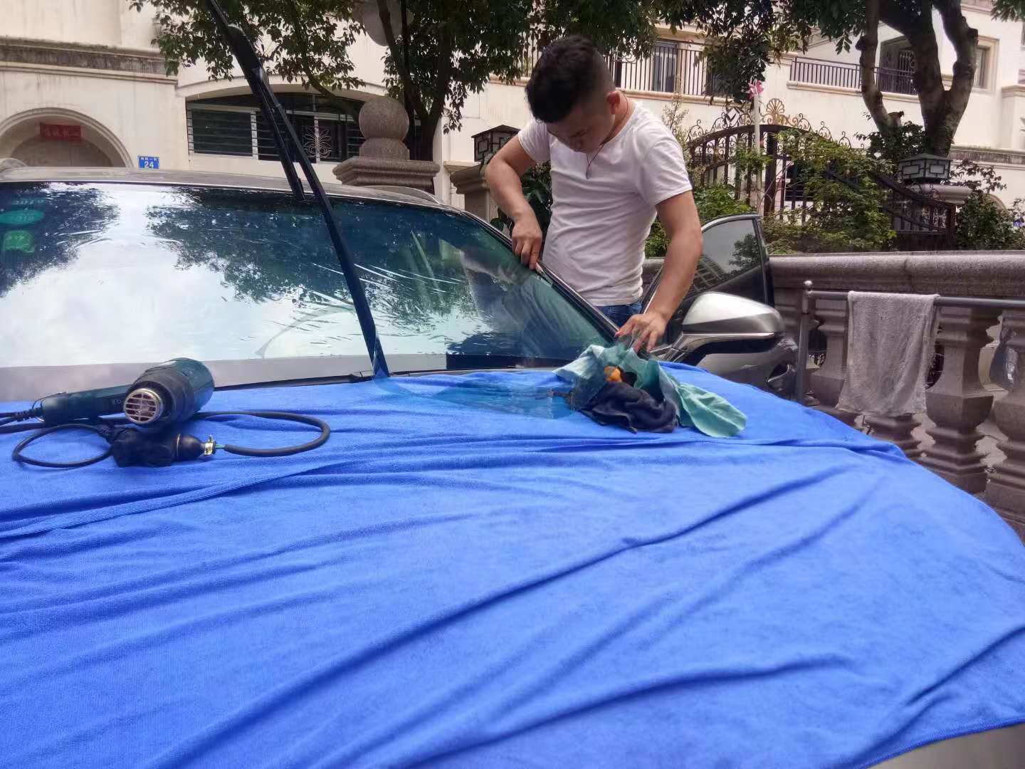 汽车玻璃贴膜后几天可以开窗