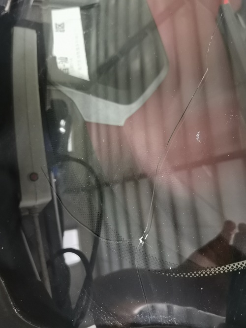 汽车玻璃裂缝怎么修复         汽车玻璃裂缝修复最好办法    该去哪里修复呢？