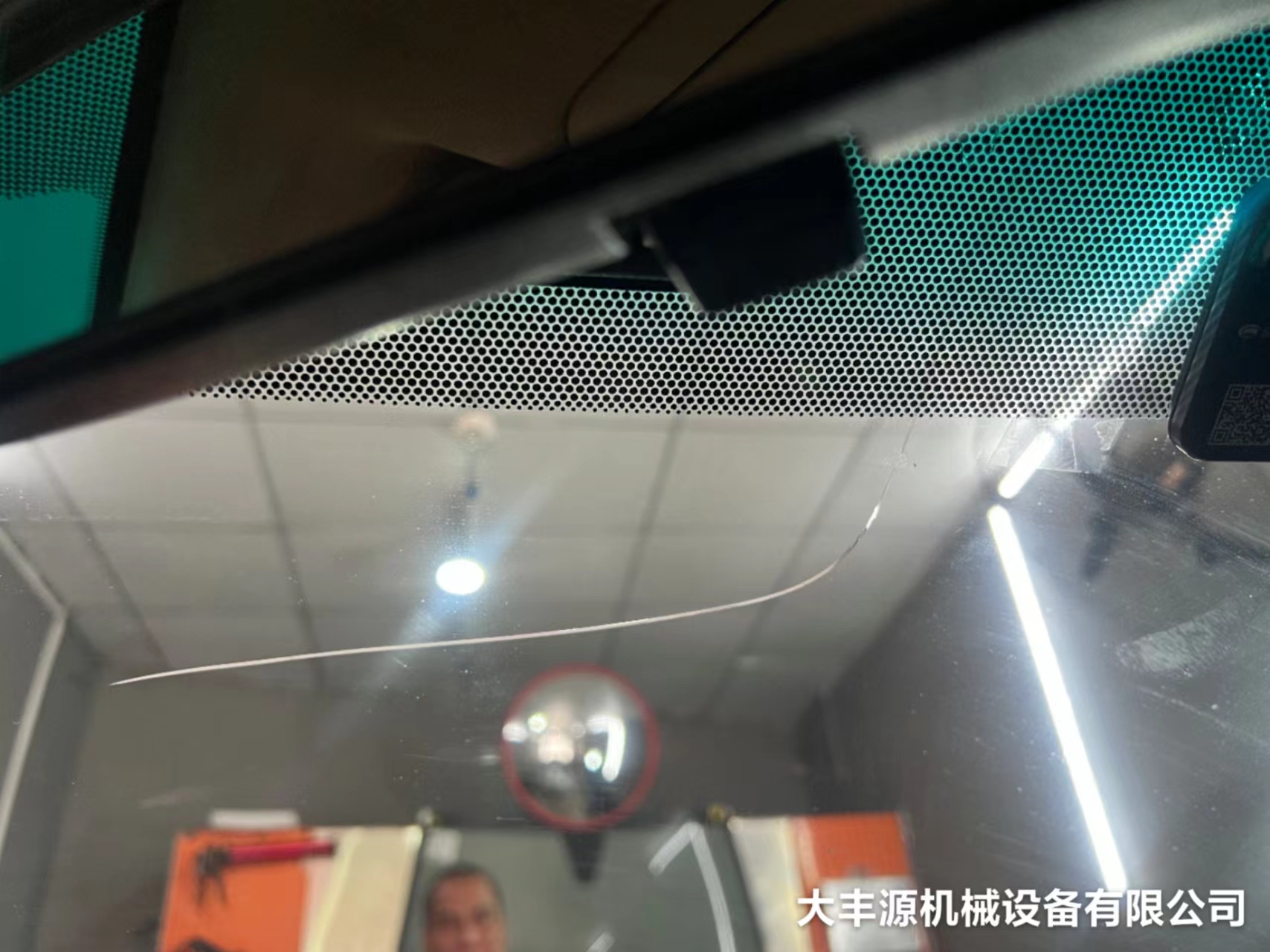 玻璃裂缝如何修复？多少钱？