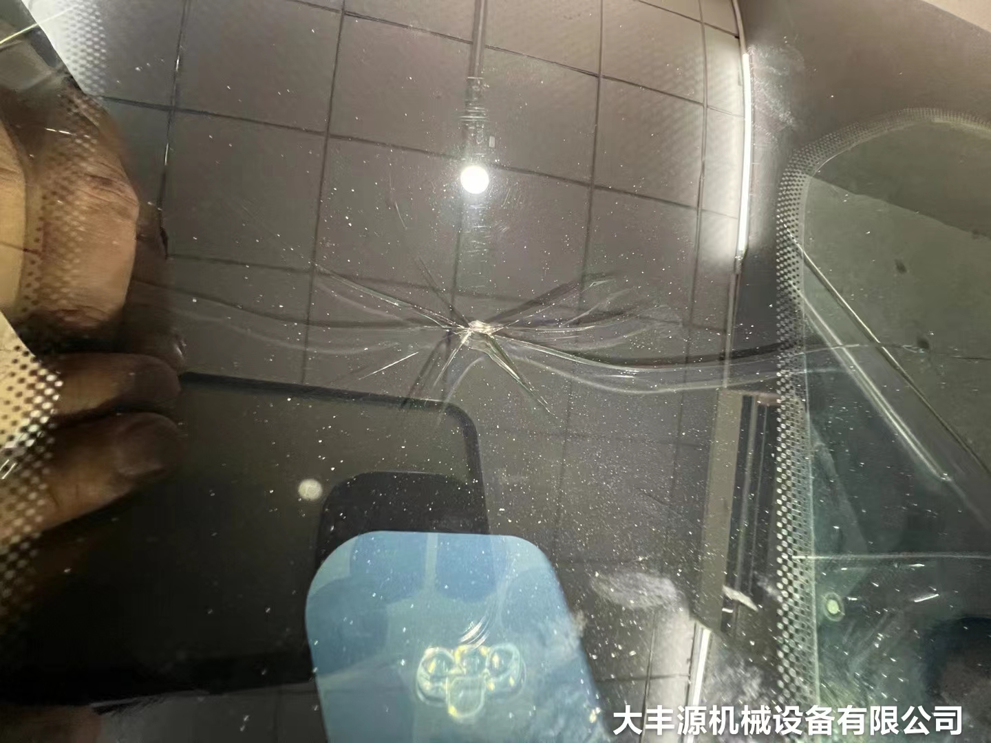 汽车前挡风玻璃出现裂缝需要修复吗？
