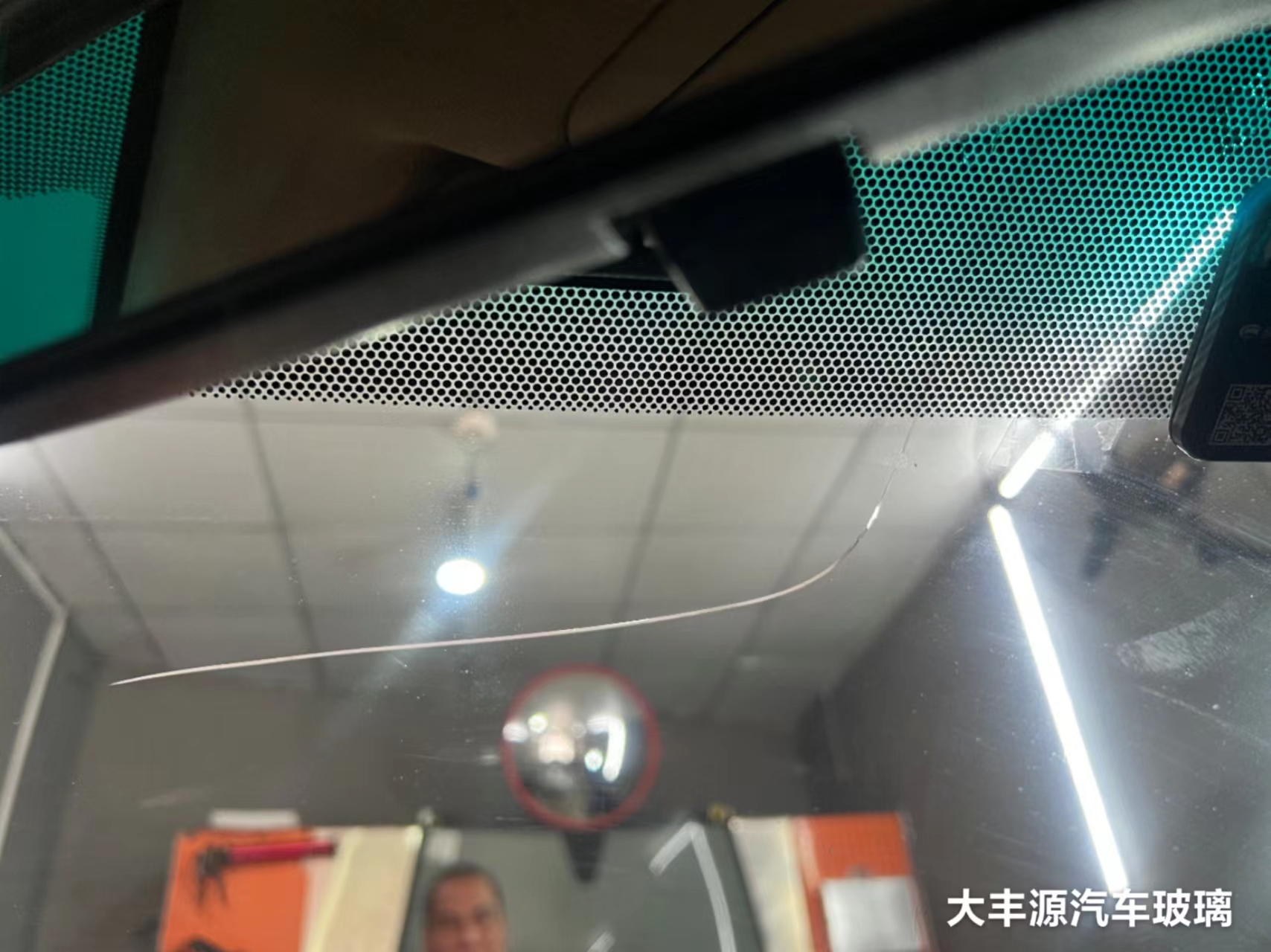 汽车玻璃裂纹怎么修复？