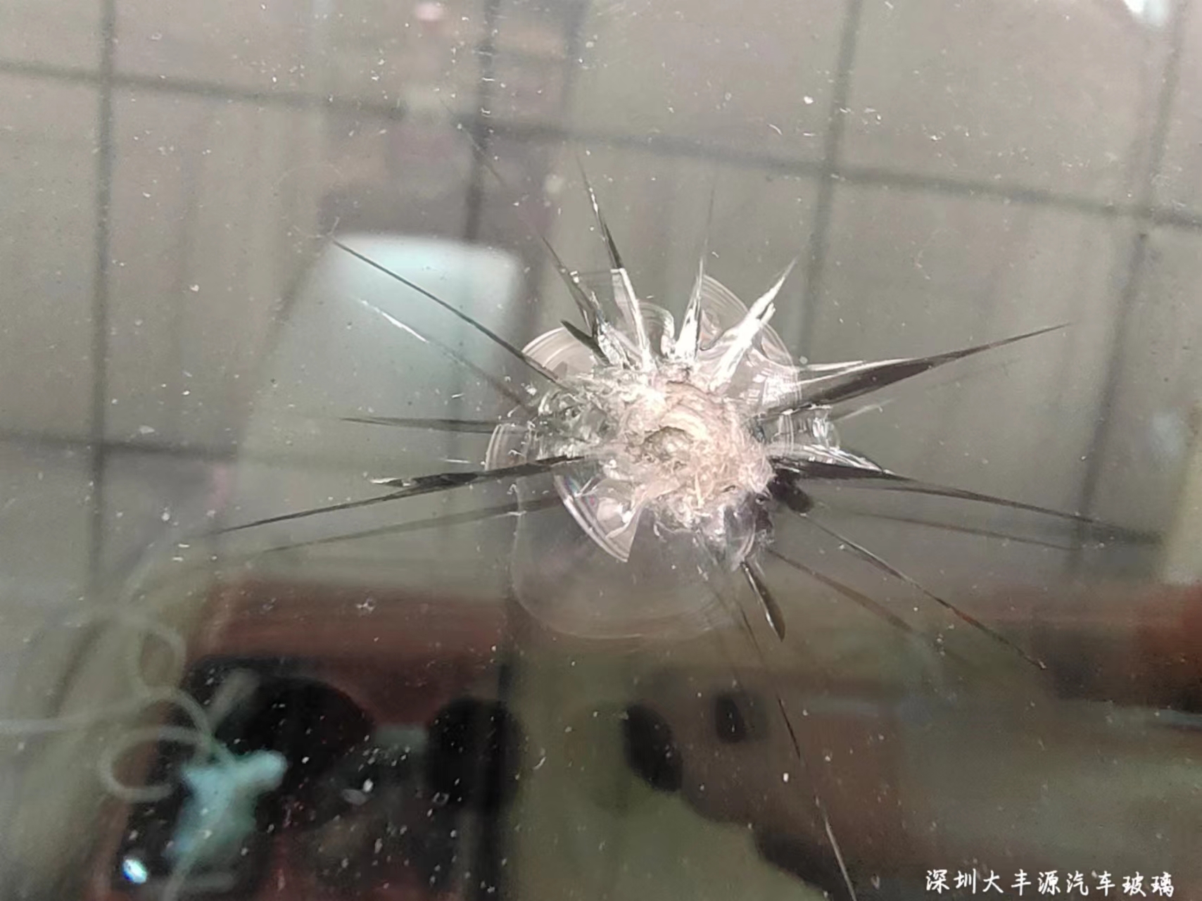 挡风玻璃被石头击中的小坑可以修复吗？