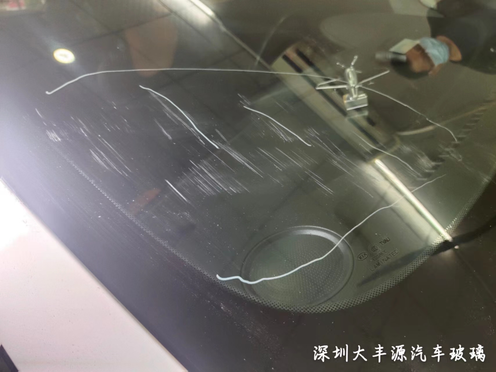 汽车前挡风玻璃划痕怎么处理？汽车挡风玻璃划痕修复最佳办法